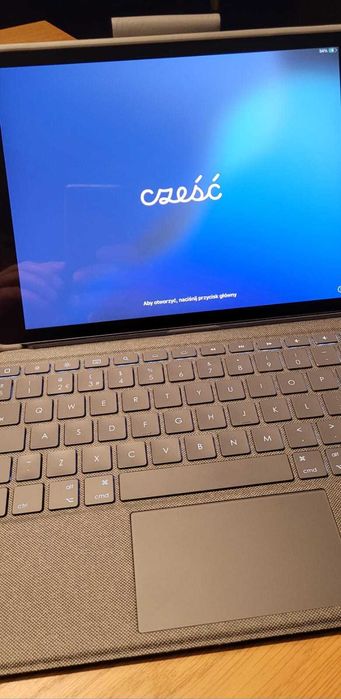 iPad 7th gen Wi-Fi 32 GB space gray + klawiatura Logitech Combo Touch