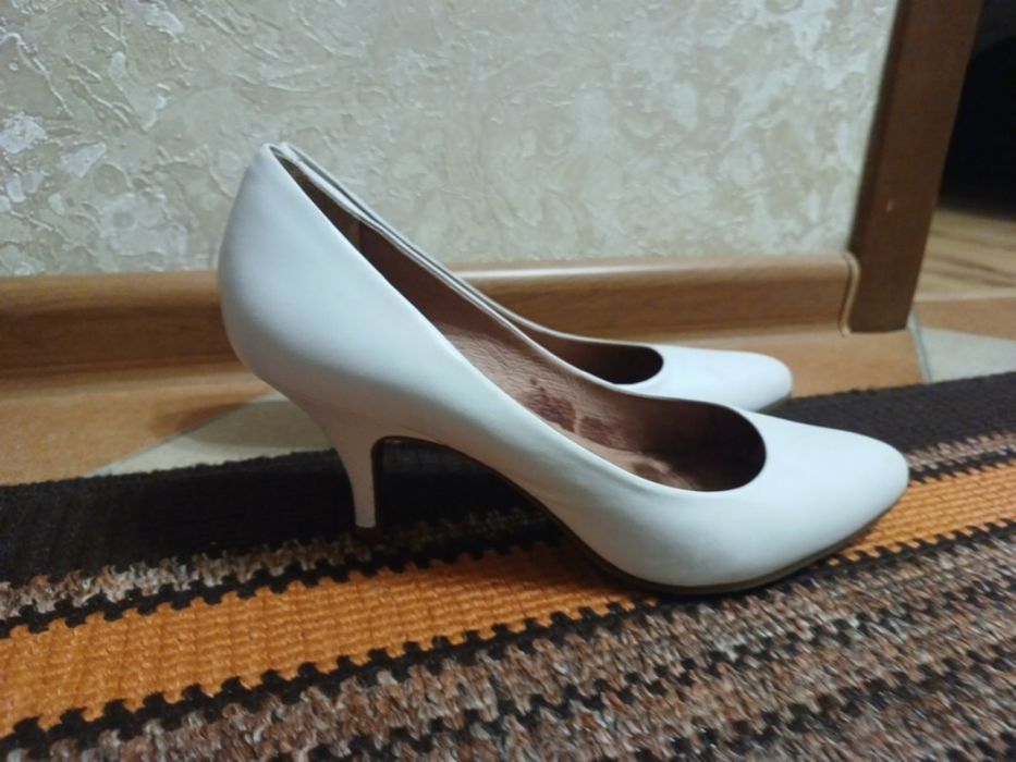 Весільні білі туфлі