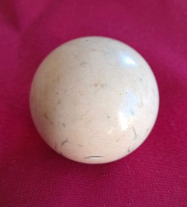Bola de bilhar centenária decoração