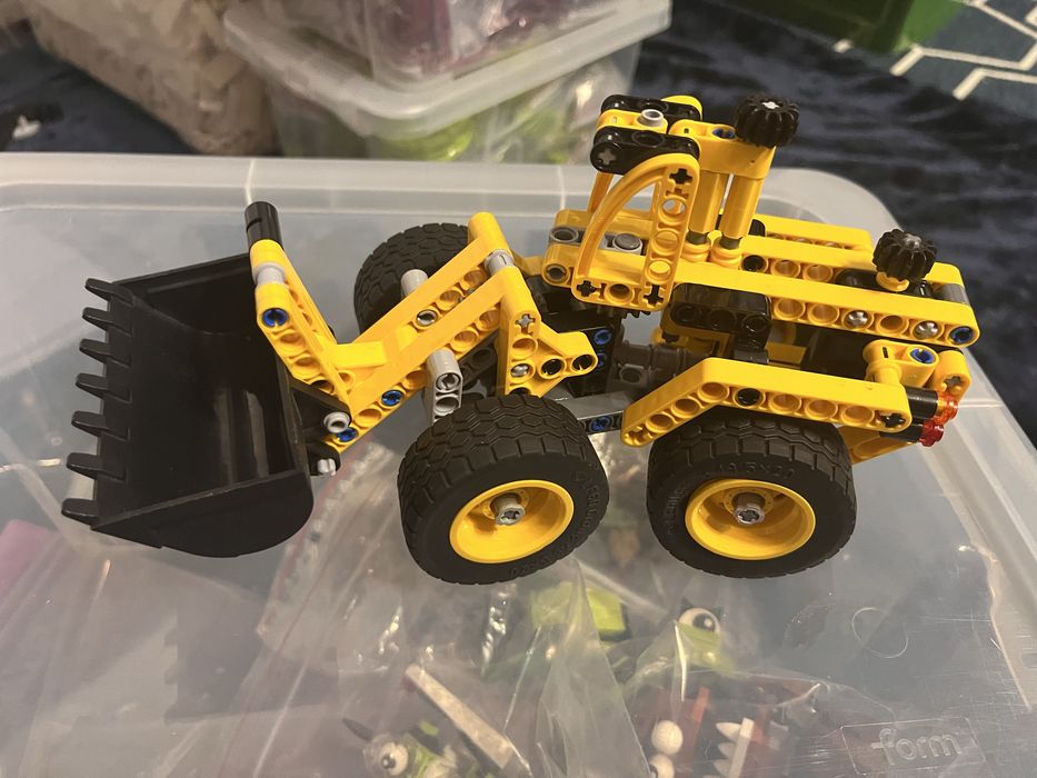 Ladowarka 42023 technic lego
