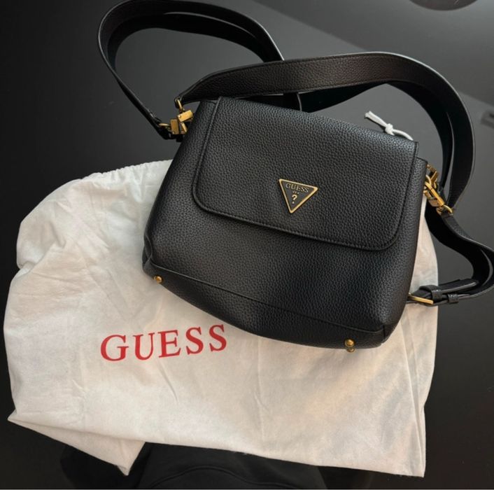 Czarna torebka GUESS