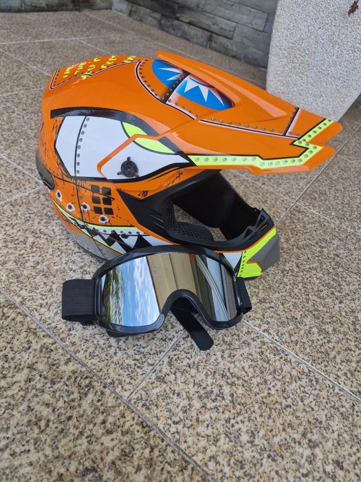 capacete de motocross laranja e amarelo com gráficos de dentes de tubarão