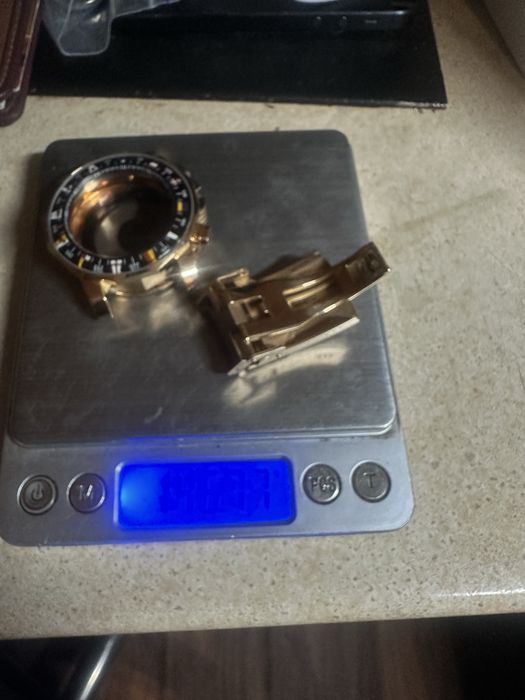 Золотые часы CORUM