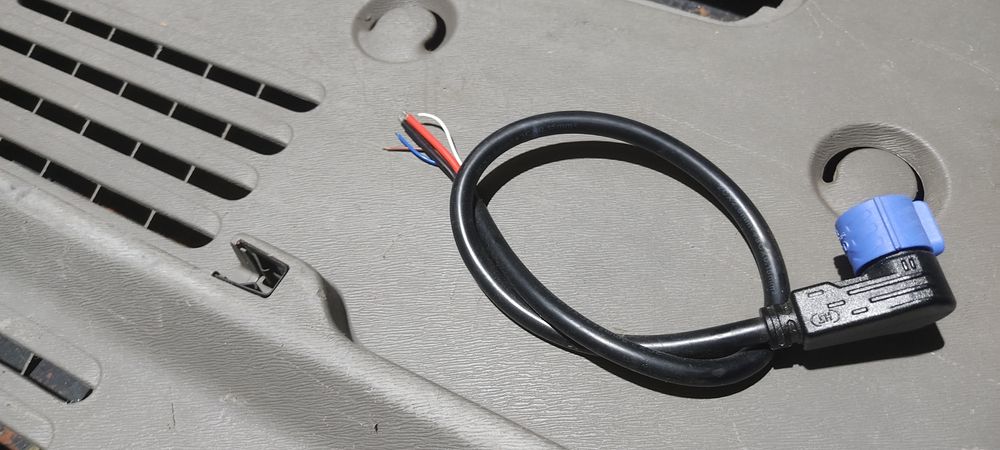 Разъём на аккумулятор электровелосипеда,скутера