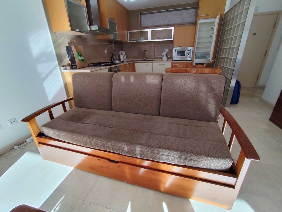 Sofá-cama em madeira sólida e com colchão