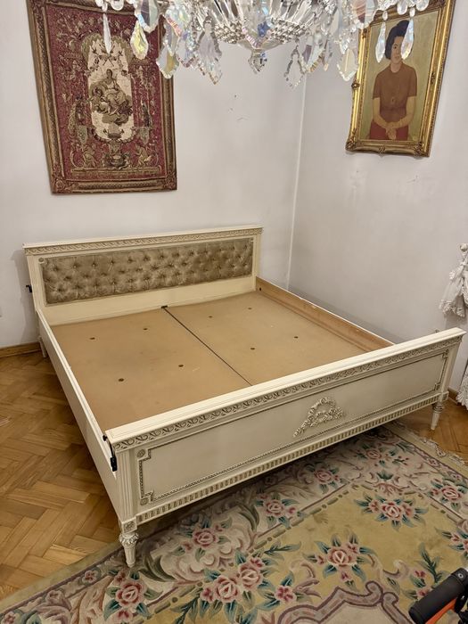 Stylowa rama łóżka w stylu Ludwika XVI – kremowa, pikowane wezgłowie