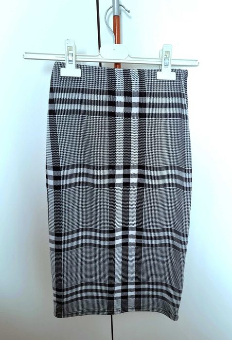 Saia midi justa com padrão branco e preto Primark,tam 32 - nunca usada