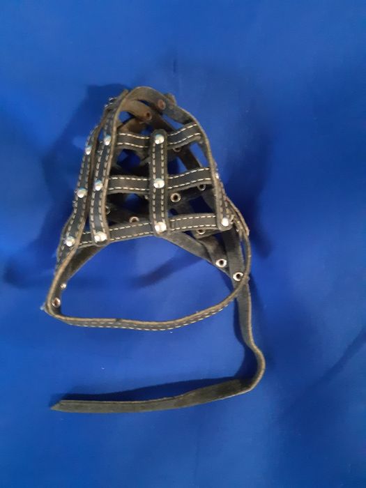 Кожаные намордники на больших собак.