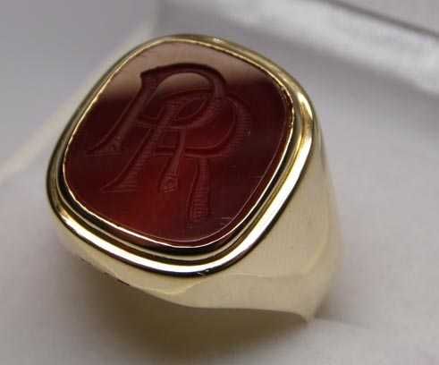 Złoty sygnet karneol monogram RR inicjały.