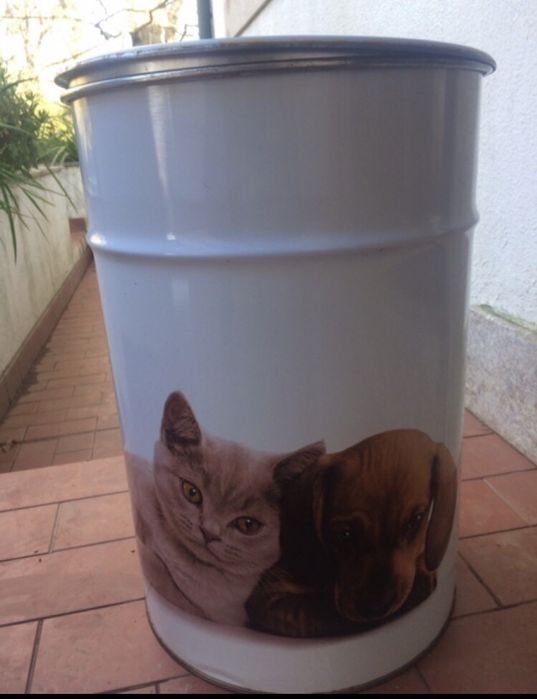 Lata grande de ração da advance