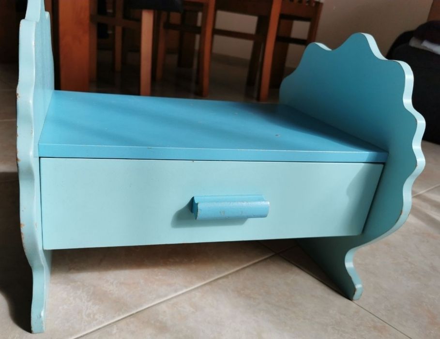 Banco em madeira com gaveta 

.