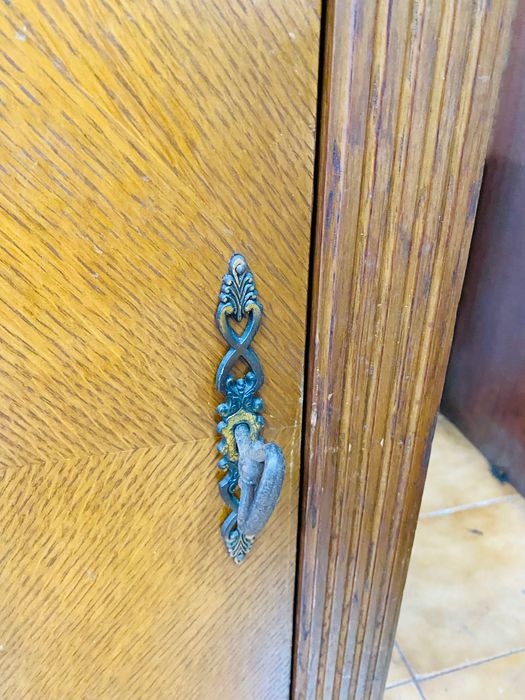 Máquina de costura antiga com móvel