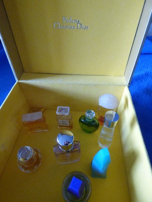 Perfumes - miniaturas - coleção