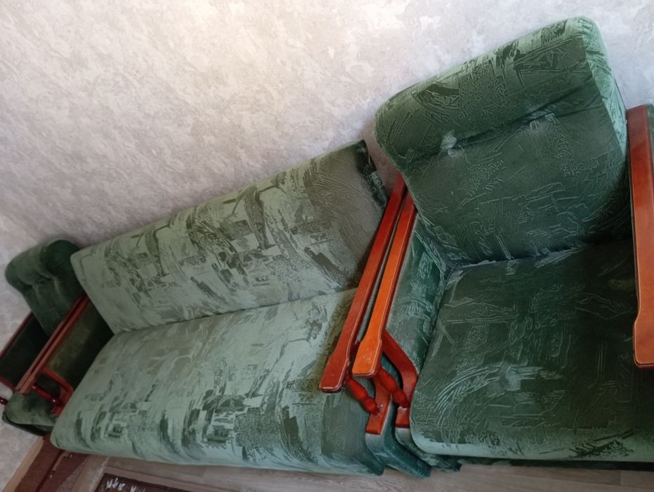 Диван і два крісла