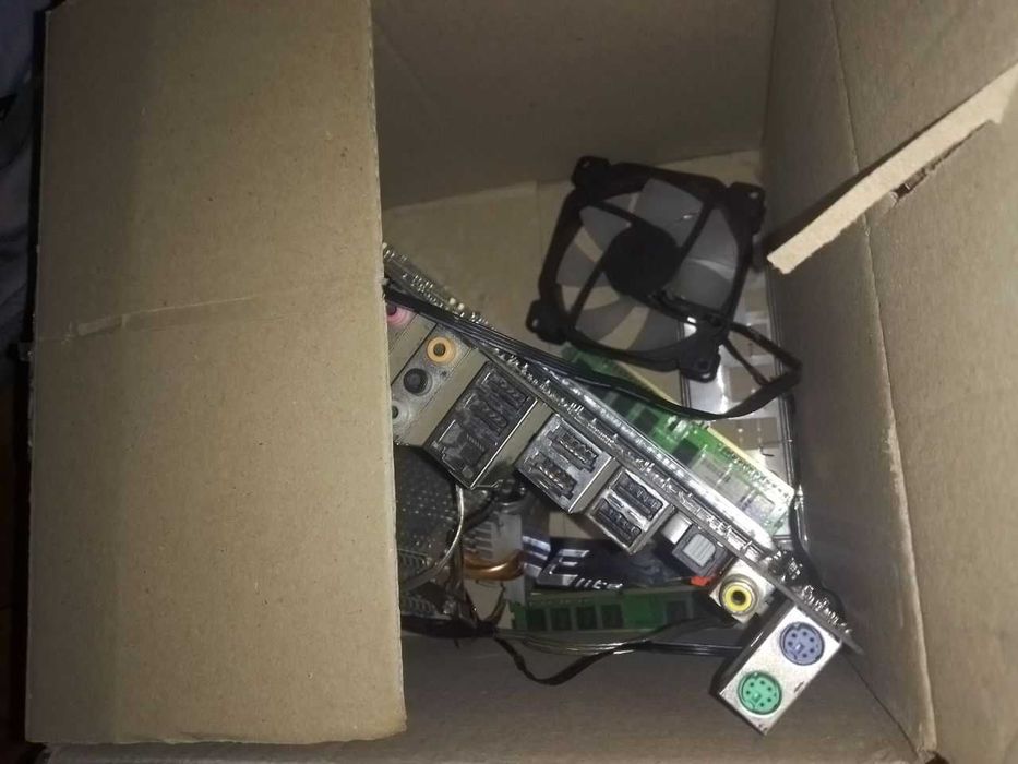 Коробка з пк залізом