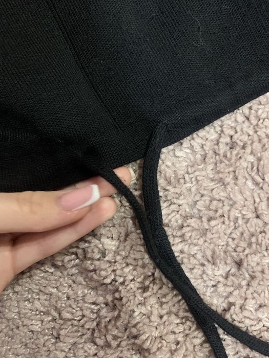 Светр чорний.