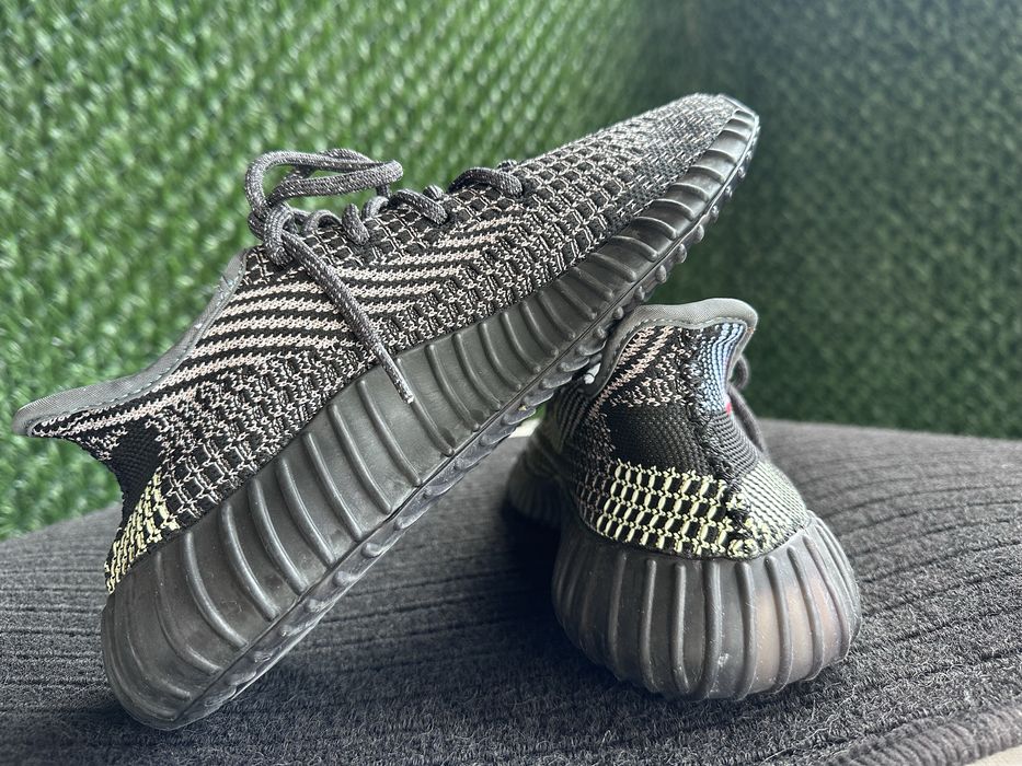 Кроссовки Adidas Yeezy Boost 350 V2 модели «Yecheil» reflective
