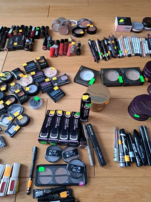 Zestaw kosmetyków do makijażu, cienie, róże, kredki, pudry