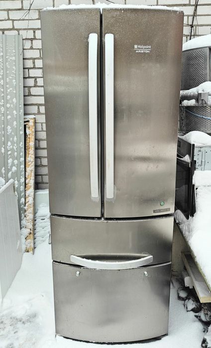 Под ремонт холодильникAriston hotpoint