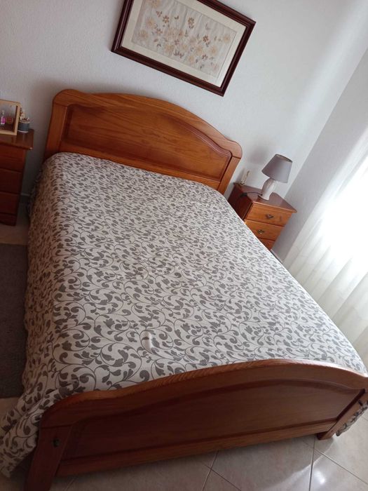 Conjunto Completo de Quarto em Madeira de Pinho Maciço