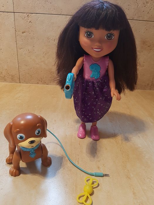 Lalka Dora z pieskiem.  Interaktywna
