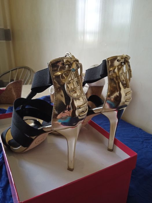 Босоніжки, стрипи. Лакові