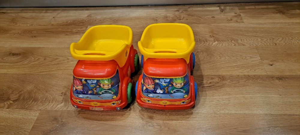 Dwa samochody ciężarówki do zabawy