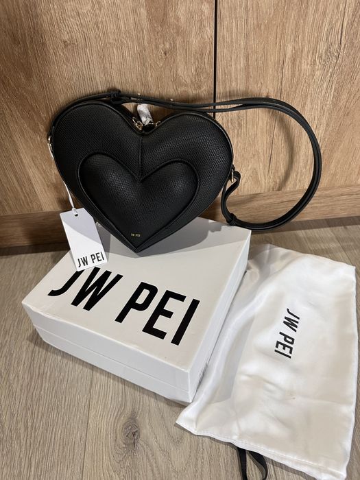 JW pei Heart Shaped Crossbody Bag Black: 000 Кожаные