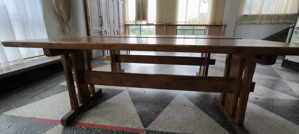 Стіл дерев'яний з масиву дерева.