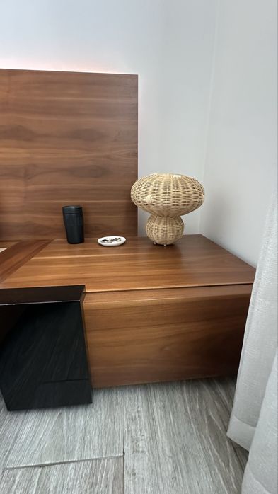 Cama Planeada por Medida com Mesas de Cabeceira Integradas | Como Nova (sem colchão)