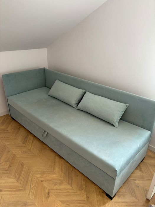 Tapczan tapicerowany Paula z pojemnikiem na pościel