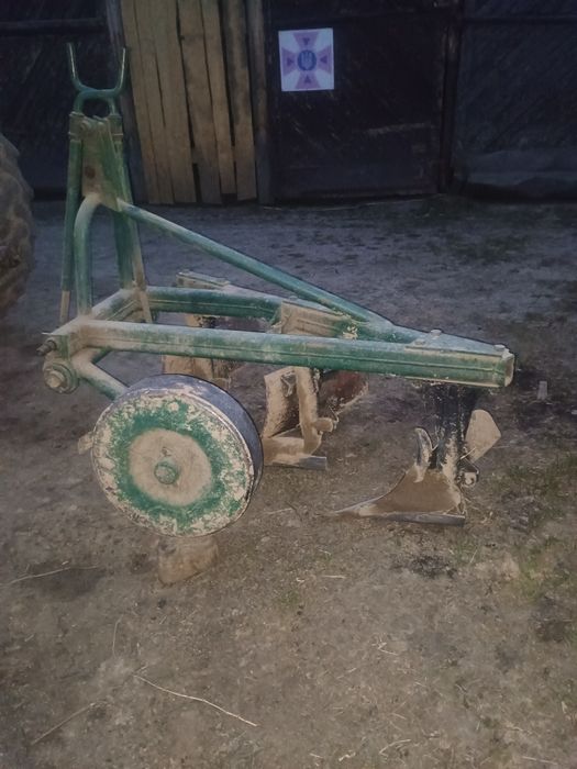 Плуг 3 корпусний