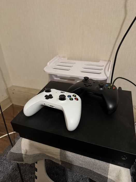 Ігрова приставка Xbox One X 1TB + 2 Геймпада | Відмінний стан