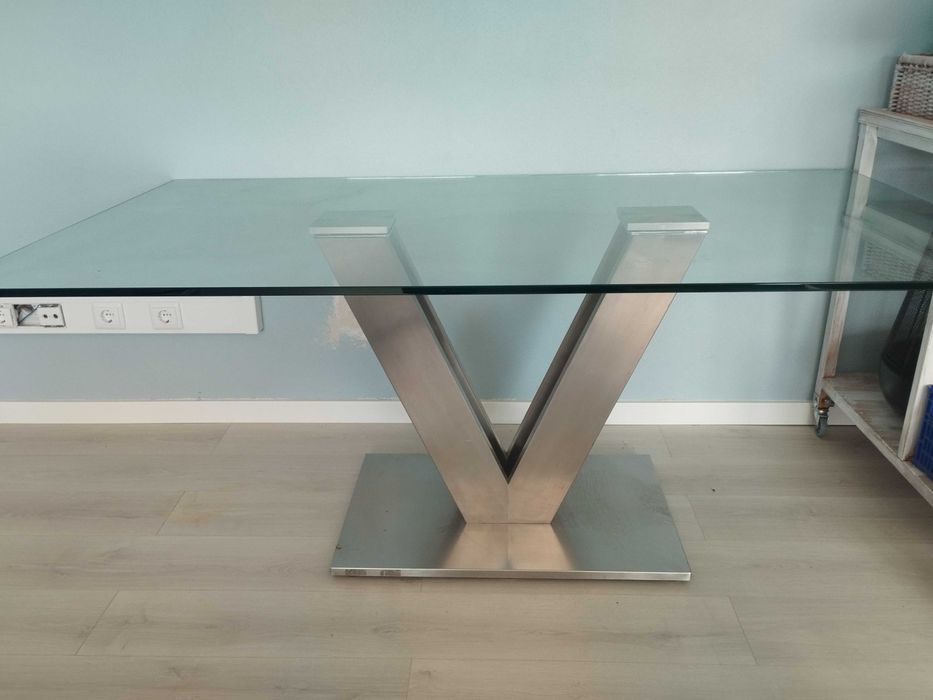 Mesa de jantar com estilo e 4 cadeiras.