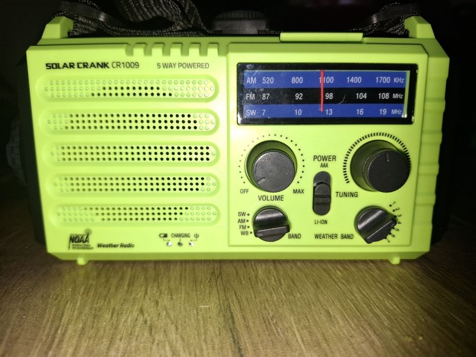 Radio Solarne Sieciowi-Bateryjne AM FM 8000mAh Powerbank Latarka LED