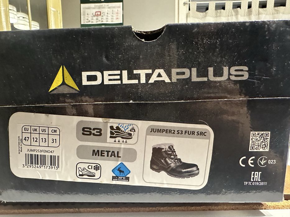 Nowe zimowe obuwie robocze Delta Plus w kartonie - wkladka 30 cm