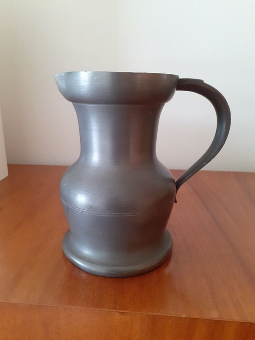 Caneca em estanho francês.