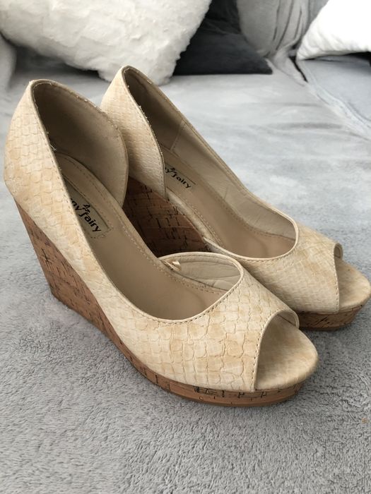 Nowe, beżowe buty na koturnie