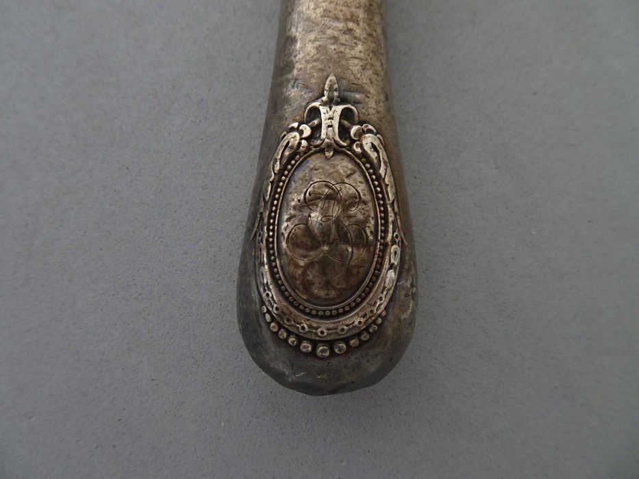 Antigo garfo trinchante com cabo em prata