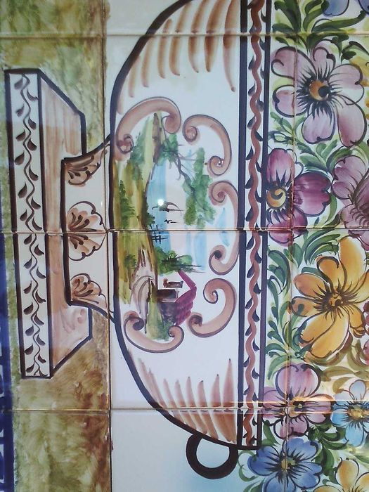 Painel de azuleijos pintados á mão e assinado