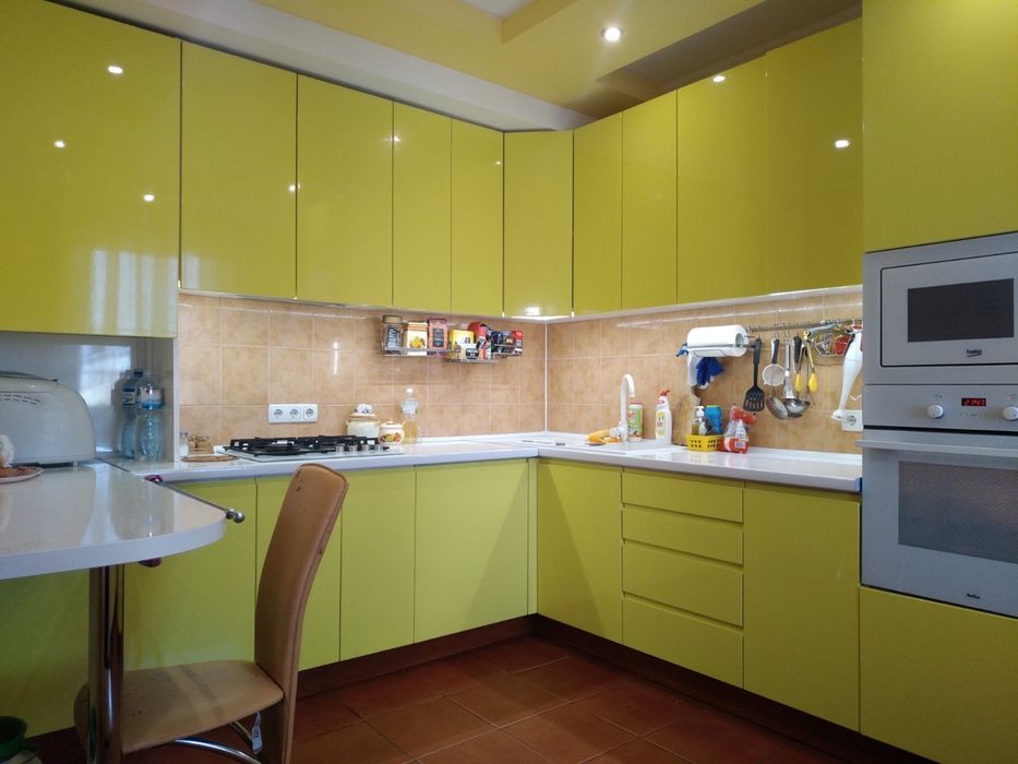 Продаж будинку з окремим гаражем