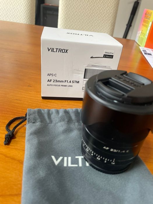 Sony ZV E 10 + lente 23 mm viltrox +cage smallrig