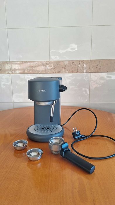 Máquina de café expresso manual. Marca: KRUPS. Em muito bom estado.