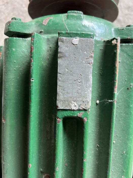 Silnik elektryczny z kołem pasowym