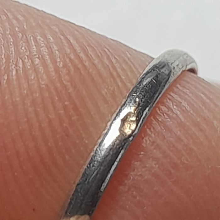 Stary srebrny pierścionek z koralem