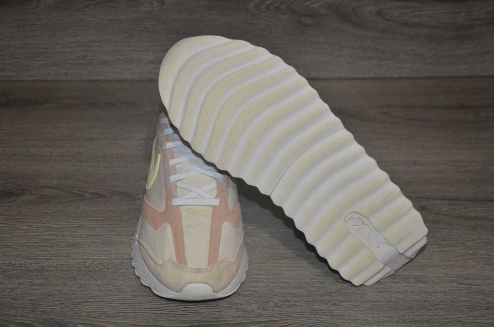 Продам кросівки Фірма Nike Air Max Dawn .