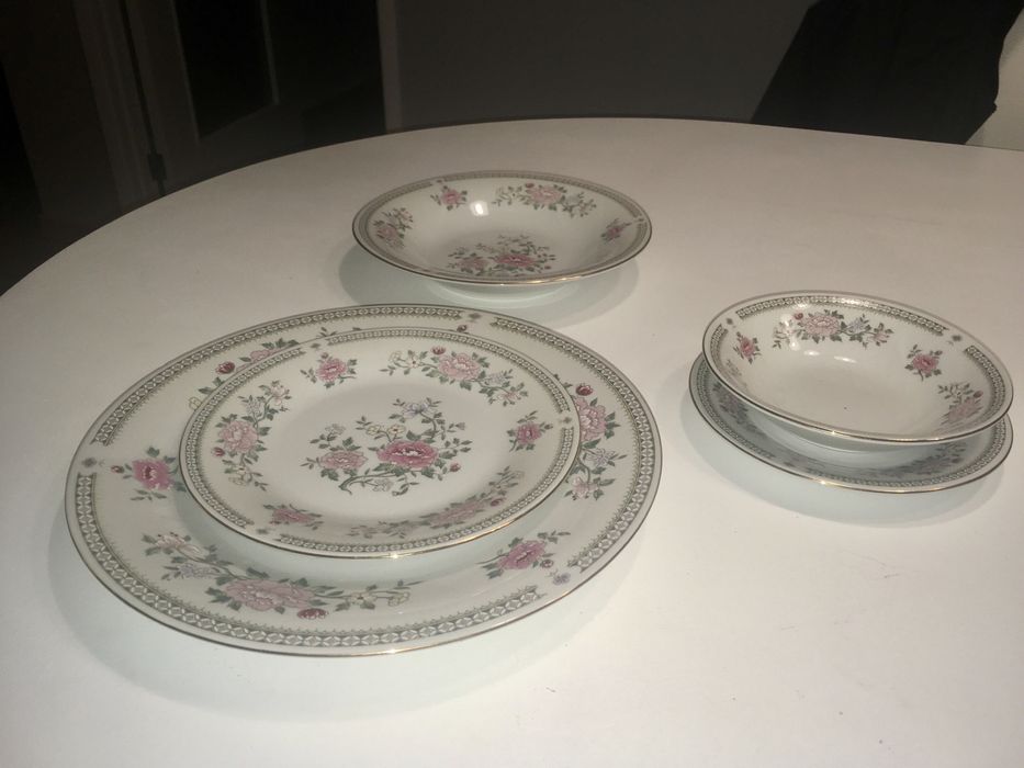 Serviço de de jantar e chá, daTrisa Fine Porcelain 1560 Roses Pattern