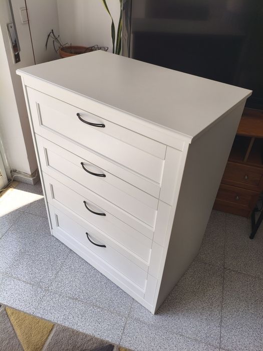 Conjunto de quarto SONGESAND: cómoda (4 gavetas) + mesa de cabeceira