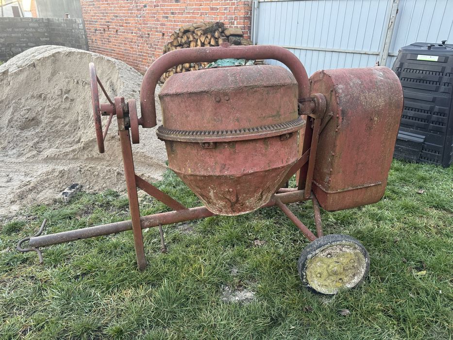 Betoniarka duza siłowa na kolach z dyszlem