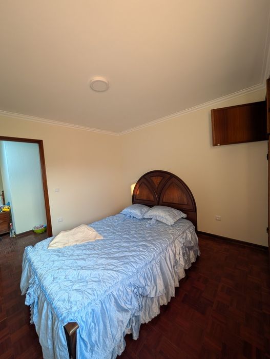 Cama madeira em muito bom estado